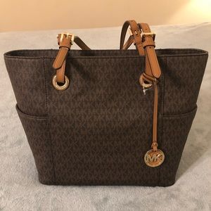 Brand new Micheal Kors purse that still has tags